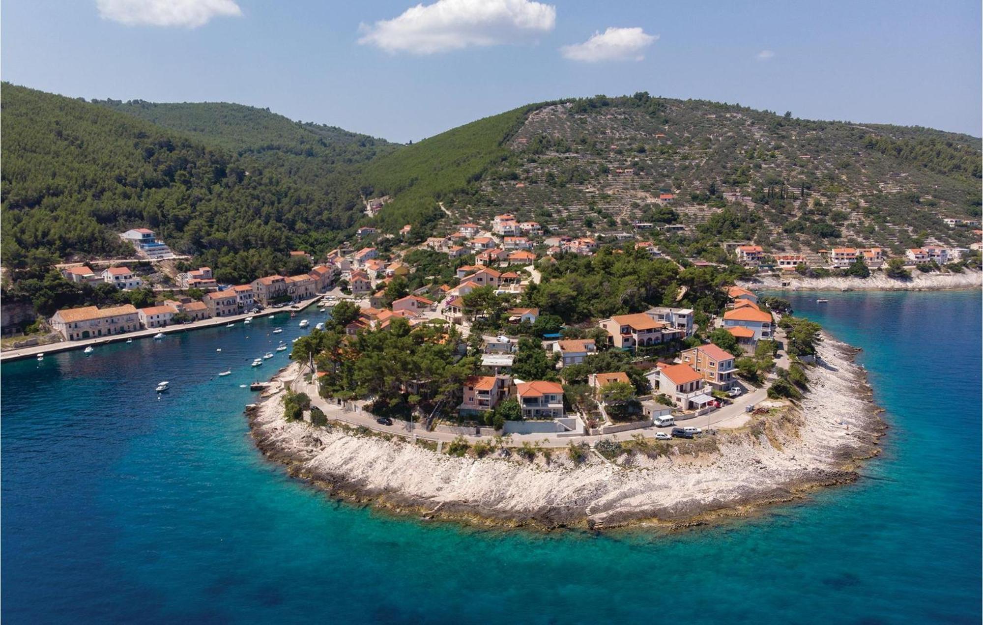 Cozy Apartment In Prigradica With House Sea View Exterior foto